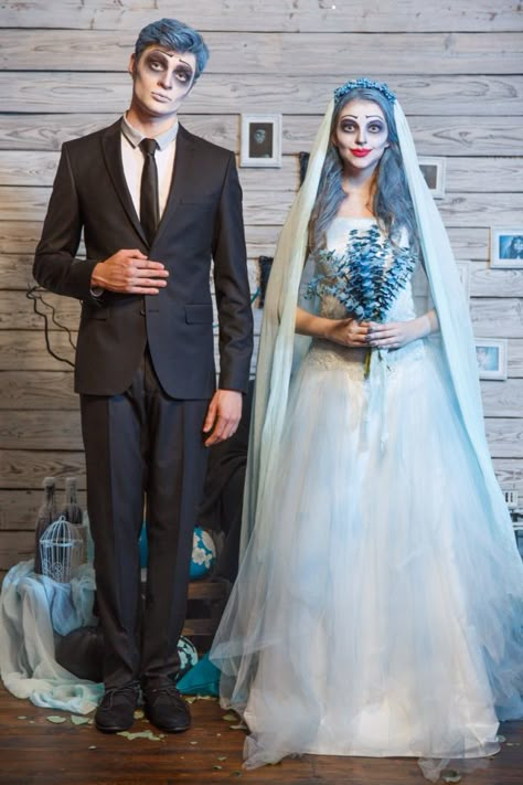 Victor & Emily# Halloween# make up Victor And Emily Costume, Victor Emily, Corpse Bride Dress, Halloween Bride Costumes, Halloween Hombre, Halloween Duos, Halloween Parejas, Chicago Aesthetic, Duo Costumes