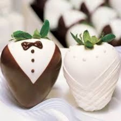 These chocolate strawberries arenthe perfect treat for adults and children alike on special occasions and at dinner parties. They look and taste amazing but are so simple to make! Tuxedo Strawberries, Wedding Strawberries, Wedding Chocolate, Chocolate Dipped Strawberries, Strawberry Dip, Covered Strawberries, Chocolate Strawberries, Chocolate Covered Strawberries, Chocolate Dipped