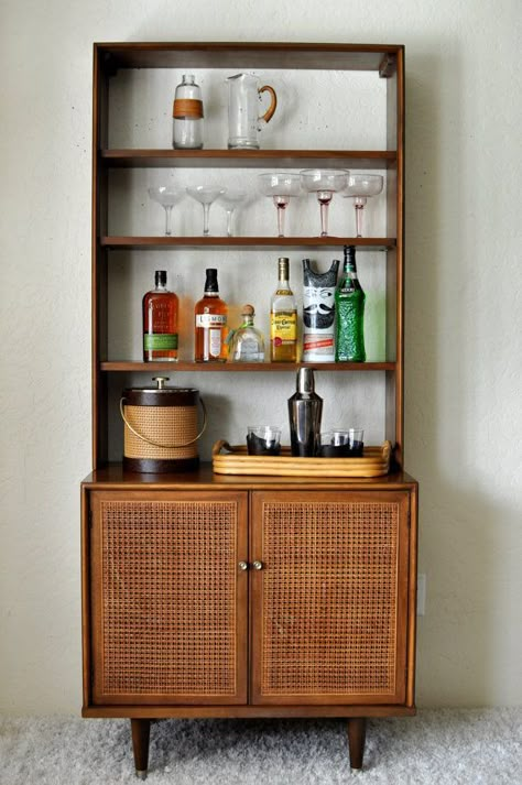 Mid Century Cabinets, Apartment Bar, Diy Apartment Furniture, Home Bar Furniture, Mobile Bar, Apartment Furniture, Bar Area, Style At Home, Bar Carts