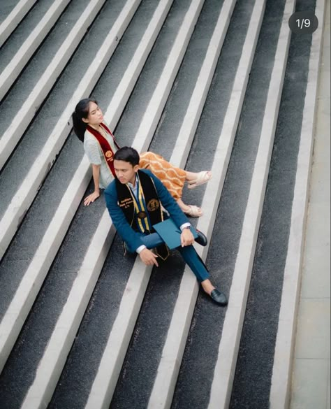 Graduation Photoshoot Aesthetic, Graduation Photoshoot Outdoor, Photo Graduation Ideas, Couple Graduation Poses, Photoshoot Graduation Ideas, Graduation Couple Photoshoot, Couple Graduation Photoshoot, Funny Graduation Pictures, Foto Graduation