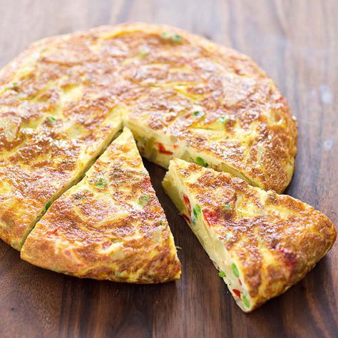 Spanish Tortilla with Roasted Red Peppers and Peas | Cook's Illustrated Pudding Recept, Best Chicken Ever, Spanish Tortilla, Roasted Red Pepper Soup, Fruit Compote, America's Test Kitchen Recipes, Pea Recipes, Weekend Meals, Tapas Bar