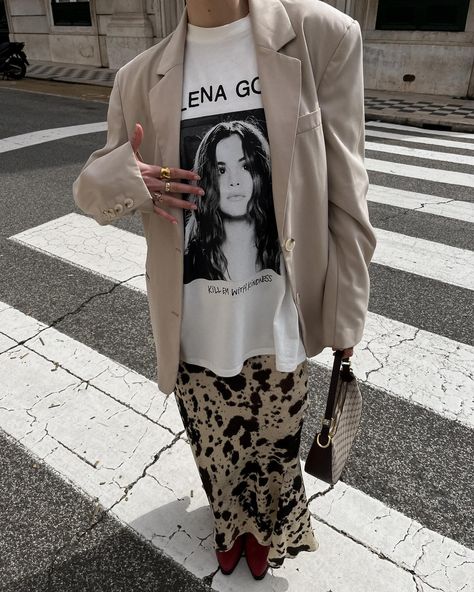 Can we get more Lisbon than this? 🫣 Happy April, you beautiful people!!! Hope this month is full of amazing things 🌷 Blazer: @bershka Skirt: @zara T-shirt: @pullandbear Boots: @browniespain . #bershkastyle #ootd #explorelisbon #springfashion #springlooks #fashion2024 #browniegirls #zaraoutfits #pullandbearcommunity #outfitinspo #outfitoftheday #outfitideas Zara Blazer Outfit, Blazer And Dress Outfit, Blazer And Skirt Outfits, Crush Outfits, Bershka Outfit, Shirt With Skirt, Blazer Look, Happy April, Look Zara