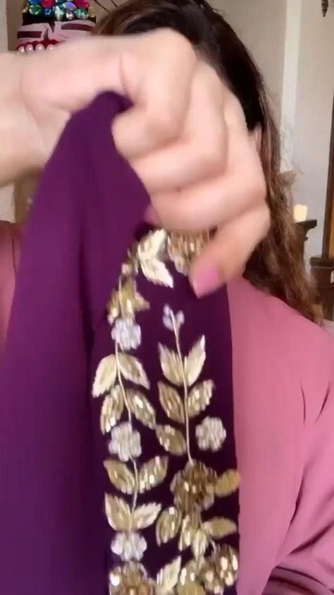 Designer Hijab Scarfs, Hijab Style With Mangtika, Sari With Hijab, Hijab Designs Pattern, Bridal Hijab Styles Tutorials, Bridal Hijab Tutorial, Hijab Jewelry, Embroidery Hijab, Saree With Hijab