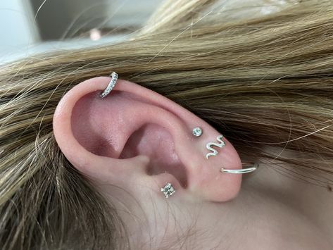 Triple Lobe Piercing Ideas, Lobe Piercing Ideas, Stacked Piercings, Triple Lobe, Triple Lobe Piercing, Green And Silver, Lobe Piercing, Piercing Ideas, Tragus