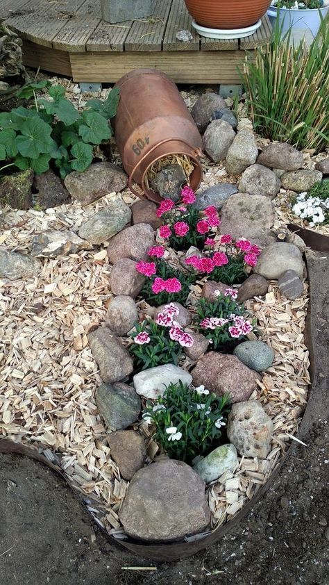 A Vintage Style with Recycling Idea Recycled Garden Projects, Rock Garden Design, Recycled Garden, Garden Makeover, Rock Garden Landscaping, Beautiful Flowers Garden, Garden Yard Ideas, Front Yard Garden, Front Yard Landscaping Design