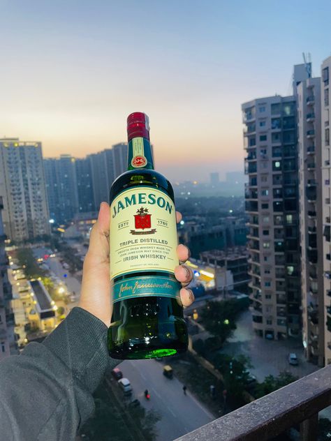 Jameson Whiskey Drinks, Jameson Drinks, Vodka Quotes, Aesthetic Tumblr Backgrounds, Jameson Whiskey, Jameson Irish Whiskey, Luxury Background, Alcohol Aesthetic, Drink Photo