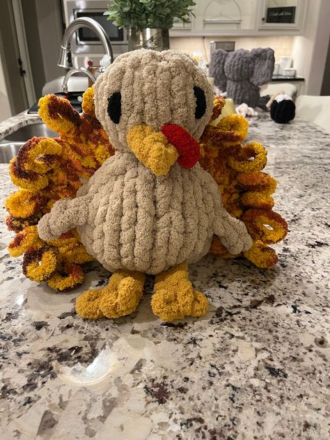 This fluffy hand-knit turkey is a perfect stuffed animal and makes a great gift for Birthdays, Thanksgiving, Housewarming gifts, etc. Turkey is made with 100% polyester yarn and stuffed with Poly-fil. Pattern from @ChunkyKnitCornerUS. Measures:  Body: 14" tall x 12 " wide *Please allow for slight variations to the size listed above, as each item is handmade to order. Care Instructions: Spot clean only (washing machine not recommended). Put water and a small amount of laundry detergent in a bowl. Chunky Knit Diy Ideas, Chunky Yarn Knitting Projects, Things To Hand Knit, Hand Turkey Ideas, Chunky Yarn Animals, Chunky Knit Patterns Free, Loop Yarn Crafts, Chunky Knit Animals, Things To Make With Chunky Yarn