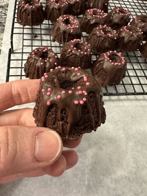 These adorable gluten-free mini brownie bundt cakes are super easy to make, and so cute. They can be easily made vegan, too! Vegan Mini Bundt Cakes, Mini Bunt Cake, Mini Bundt Cakes Recipes, Allergy Recipes, Mini Brownies, Mini Bundt, Mini Bundt Cakes, Gluten Free Egg Free, Brownie Ingredients