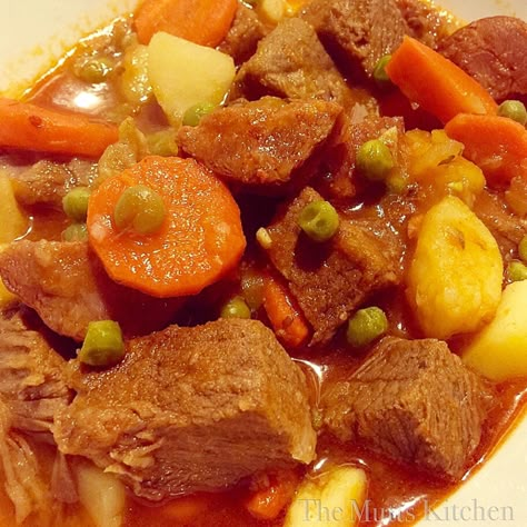 Portuguese Beef Stew, Portuguese Beef Stew Recipe, Portuguese Stew, Portuguese Dinner, Guisada Recipe, Portuguese Foods, Portuguese Dishes, Vegetable Crisps, Carne Guisada