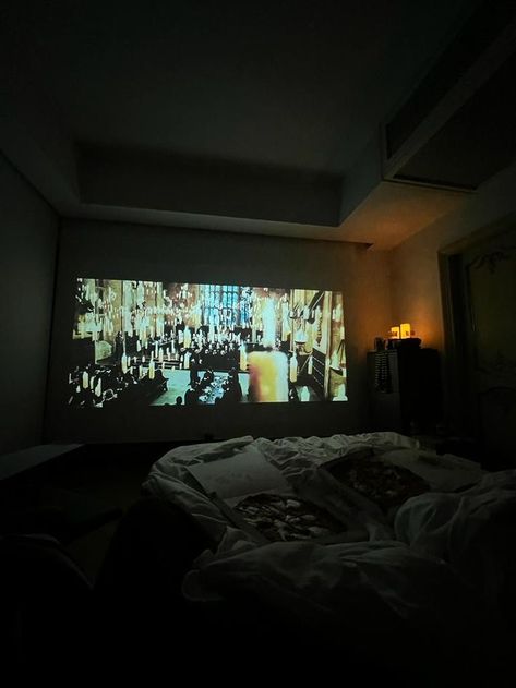 Movie Night Aesthetic Harry Potter, Harry Potter Sleepover Aesthetic, Movie Night Harry Potter, Harry Potter Night Aesthetic, Projector Sleepover, Harry Potter Movie Marathon Aesthetic, Harry Potter Party Aesthetic, Harry Potter Marathon Aesthetic, Watch Party Aesthetic