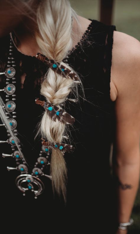 Western Cowgirl Style, Western Hair, Turquoise Accessories, Beautiful Aged Women, Turquoise Hair, Feather Hair Clips, Western Accessories, Retro Western, Cow Girl