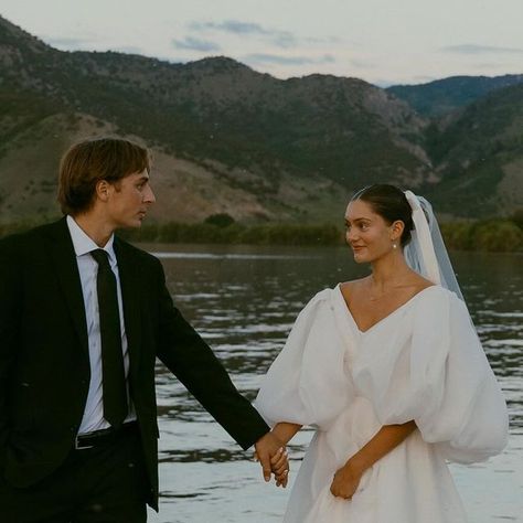 TAYLOR & BRENT ꒢ photo+video duo | Utah + beyond on Instagram: "Ready for summer greens and blues. 🪿 #weddinginspiration" Photo Wedding Ideas, Whimsical Wedding Photos, Wedding Couple, Utah Wedding, Wedding Shooting, Wedding Photo, Wedding Photos Ideas, Wedding Photography Bride, Wedding Week