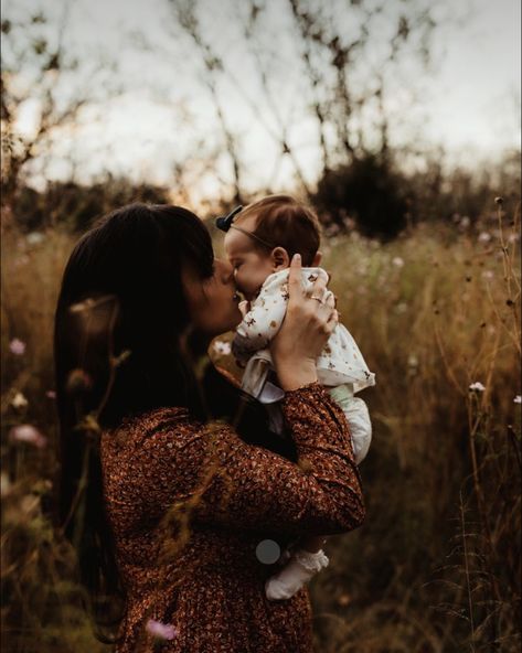 Outdoor Family Christmas Photos With Newborn, Outside Family Newborn Pictures, Fall Newborn Photography Family, Newborn Photo Shoot Ideas Outside, Outdoor Pictures With Newborn, Newborn Fall Photoshoot Family, Fall Family Photoshoot With Newborn, Family Pics With Newborn Outside, Fall Pics With Baby