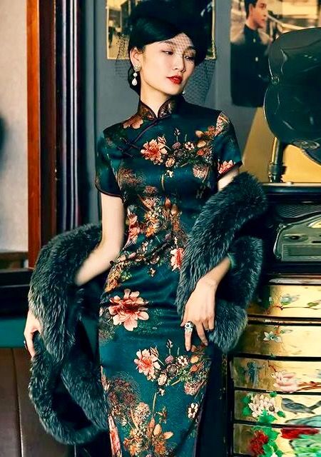 Chinese Dress Modern, Traditional Qipao, Chinese New Year Outfit, Chinese Wedding Dress, Chinese Style Dress, Green Velvet Dress, Qipao Dress, China Dress, Rainbow Dress