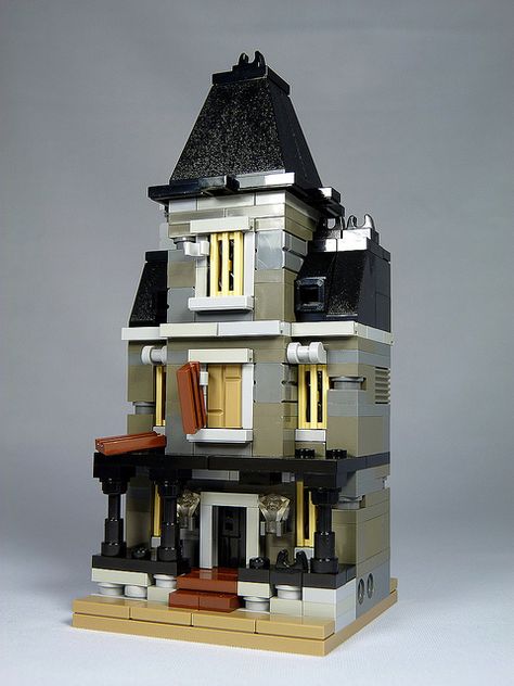 LEGO Mini Modulars - MOC: "Haunted House" | Flickr - Photo Sharing! Halloween Legos, Microscale Lego, Lego Haunted House, Lego Architecture Building, Lego Micropolis, Lego Monster, Lego Microscale, Lego Houses, Mobile Frame