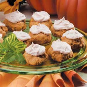 Pumpkin Drop Cookies, Iced Pumpkin Cookies, Pumpkin Cookies Easy, Pumpkin Doughnut, Drop Cookie Recipes, Pumpkin Cookie Recipe, Breakfast Rolls, Cream Cheese Cookies, Fall Cookies