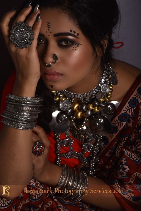 Oxidized jewelery collection by Rakesh Chaudhary Gujarati Makeup For Garba, Banjaran Look, Banjaran Fashion, Garba Makeup, Navratri Makeup Look, Navratri Makeup, Dandiya Dress, Ethnic Tattoo, Concept Shoot