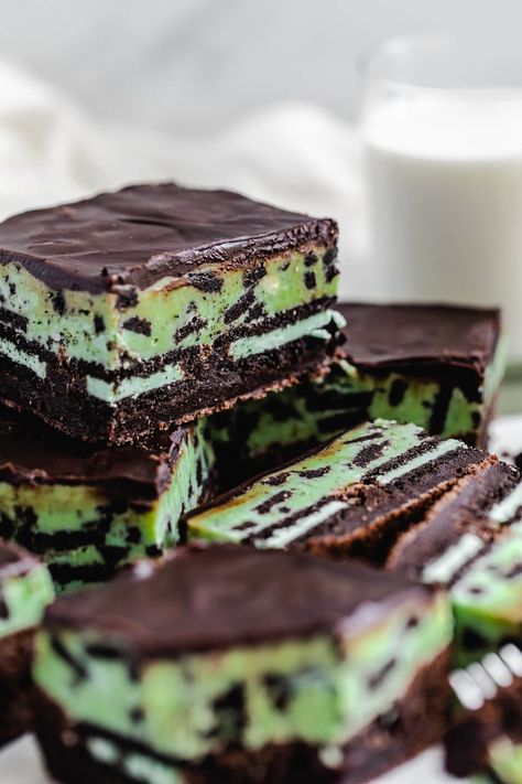 Mint, chocolate and Oreos all come together in these Mint Oreo Fudge Brownies. A fudgy mint brownie stuffed with mint Oreos, a chewy, melt-in-your-mouth mint Oreo fudge and a rich chocolate topping. These decadent bars are loaded with minty flavour! | queensleeappetit.com #mint #oreo #brownies #fudge Brownie Flavours, Mint Desserts, Chocolate Cake Recipe Moist, Oreo Fudge, Mint Oreo, I'm Fat, Mint Brownies, Oreo Brownies, No Bake Brownies