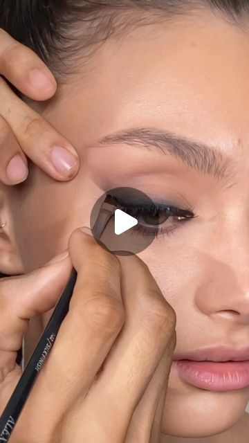 Webinar Ideas, Sharp Eyeliner, Contouring Techniques, Eyeliner Application, Perfect Winged Eyeliner, Smokey Eye Tutorial, Eyeliner Styles, Makeup Mistakes, Angled Brush