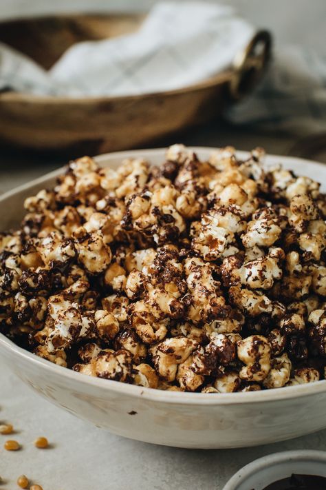 Chocolate Caramel Popcorn is a sweet and salty heavenly match. Crunchy homemade stovetop popcorn tossed in a caramel glaze and drizzled with melted chocolate is a decadent treat. Chocolate Caramel Popcorn Recipe, Drizzled Popcorn, Raclette Originale, Chocolate Drizzled Popcorn, Galette Des Rois Recipe, Carmel Popcorn, Suburban Kitchen, Popcorn Recipes Caramel, Stovetop Popcorn