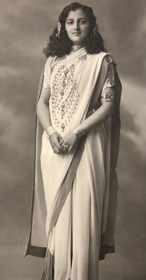 1800s Indian Fashion, Desi Vintage Photography, India Vintage Photography, Saree Outfits, Saree History Vintage India, Indian Journal, Vintage Core, India Old Pictures, Traditional Textiles