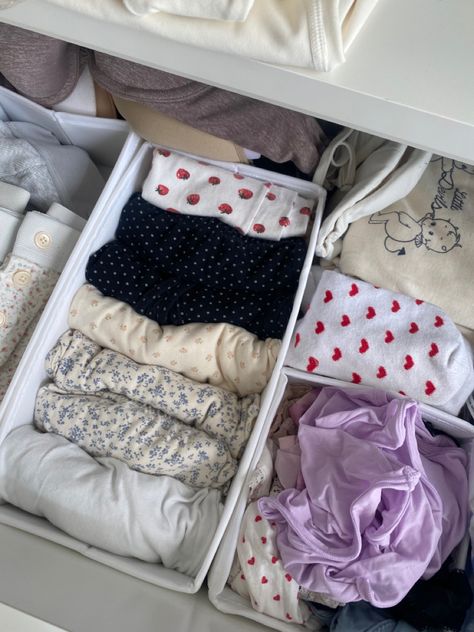 Drawer Organizers Clothes, Pants Organization Ideas, Organized Drawers Clothes, Clothing Drawer, Room Organization Bedroom, Room Organisation, Wardrobe Organisation, Cleaning My Room, Dresser Organization