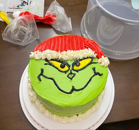 Grinch Christmas Cake, Grinch Cake, Chef Cake, Xmas Desserts, The Grinch Christmas, Christmas Cake Designs, Christmas Tree Inspiration, Grinch Stole Christmas, Grinch Christmas