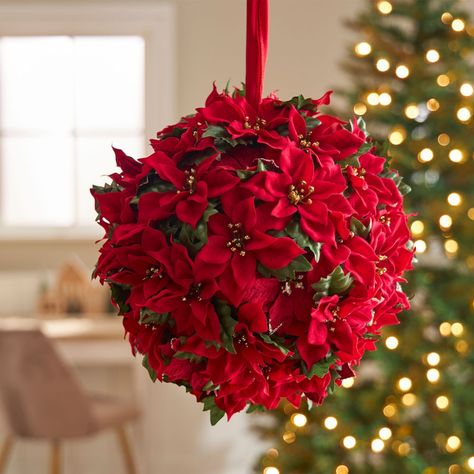 Poinsettia Kissing Ball Poinsettia Decor, Christmas Garden Decorations, Kissing Ball, Red Poinsettia, Christmas Cottage, Poinsettia Flower, Christmas Poinsettia, Flower Ball, Christmas Flowers