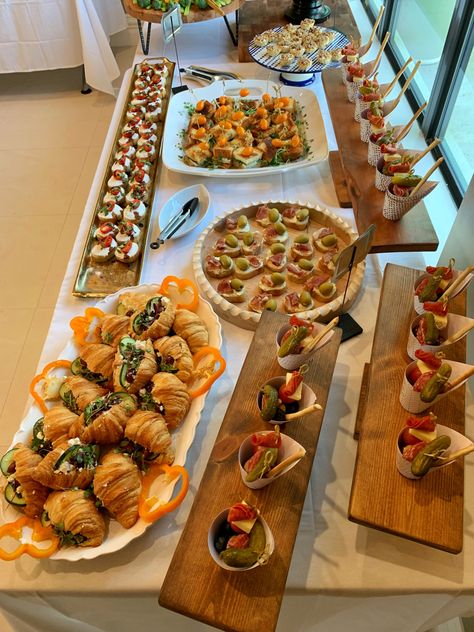 Finger Foods Set Up, Finger Food Table Ideas Decor, Finger Food Wedding Reception Buffet Ideas, Finger Foods Aesthetic, Finger Food Party Table, Graduation Finger Foods, Engagement Party Finger Foods, Finger Foods Table, Graduation Party Finger Food