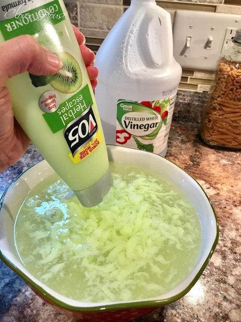 homemade fabric softener Diy Fabric Softener, Diy Laundry Soap, Homemade Fabric Softener, Hacks Every Girl Should Know, Deep Cleaning Tips, Diy Laundry, Party Deco, Distilled White Vinegar, Diy Cleaners