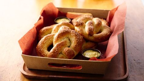 These homemade pretzels, filled with Cheddar, Swiss and cream cheese, are a must-try appetizer for game day. Cheese Appetizer Recipes, Pretzel Nuggets, Cheese Recipes Appetizers, Pretzel Dough, Pretzel Cheese, Pretzel Shape, Cheese Appetizer, Homemade Pretzels, Pretzels Recipe