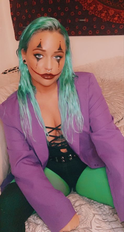 Female joker girl joker makeup halloween costume Girl Joker Makeup Halloween, Girls Joker Costume, Girl Joker Makeup, Kids Joker Costume, Female Joker Makeup, Girl Joker, Makeup Halloween Costume, Joker Dress, Joker Girl