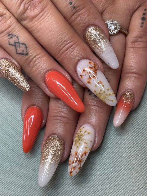 Real Flower Nail Art, Nails Acrylic Encapsulated, Dry Flower Nail Art, Dried Flower Nails, November Nails Ideas, Fall Nails Acrylic, Turkey Nails, Oval Shaped Nails, Encapsulated Nails