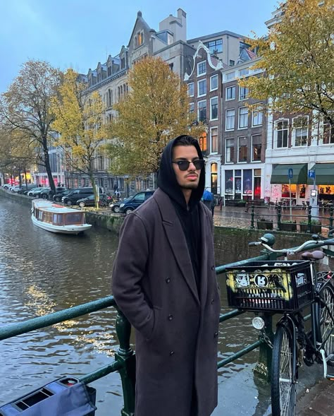 hi amsterdam | Instagram Cold Men Outfit, European Winter Outfits Men, Autumn Europe Outfits, London Outfit Men, Amsterdam Fits, Amsterdam Winter, Casual Old Money, Amsterdam Outfit, Outfit Informal