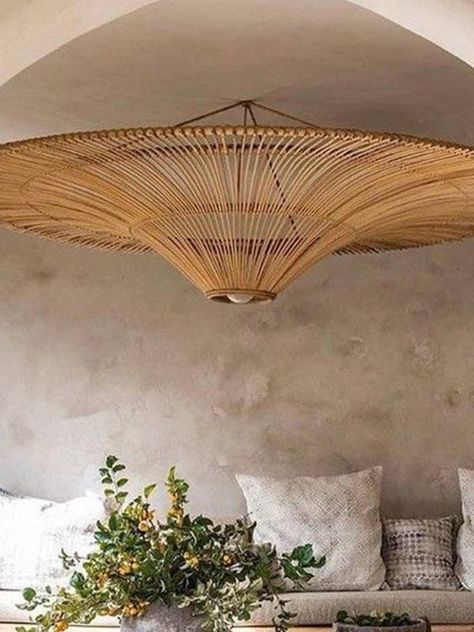 Ein Mid-Century-Design, Küsten-Wohndekor. Trends im Innendesign. 
 Aus natürlichem Rattan mit Metallrahmen innen. Eine robuste, übergroße Rattanlampe, die sich für die Innen- und Außenbeleuchtung im überdachten Bereich eignet. Einige Designs eignen sich auch für den Außenbereich. Ceiling Lampshade, Rattan Lamp, Rattan Pendant, Rattan Pendant Light, Light Ceiling, Coastal Homes, Interior Design Trends, Mid Century Design, Ceiling Pendant Lights