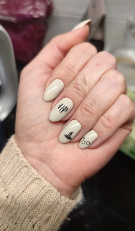 Harry Potter Nail Ideas Simple, Deathly Hallows Nail Art, Harry Potter Almond Nails, Universal Themed Nails, Easy Harry Potter Nails, Harry Potter Halloween Nails, Cute Harry Potter Nails, Harry Potter Nails Designs Simple, Harry Potter Acrylic Nails