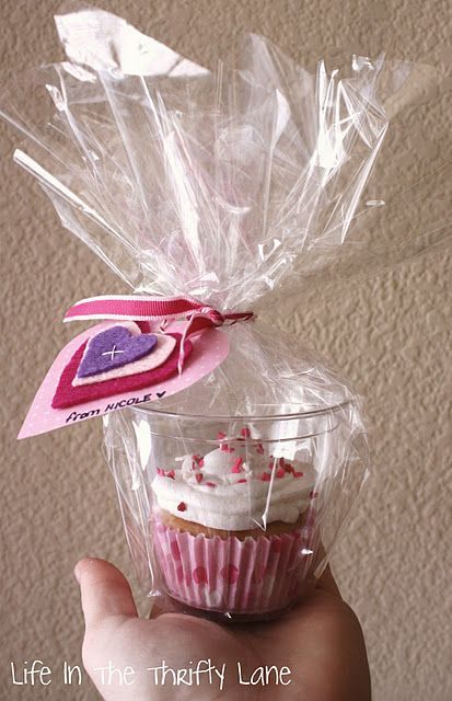 Cupcake in a plastic cup... great idea for wrapping cupcakes individually and dolling them up! Mm Cupcakes, Cadeau St Valentin, Valentine Day Cupcakes, S'mores, Valentines Day Treats, Valentine Treats, St Valentin, Bake Sale, Valentine Day Crafts