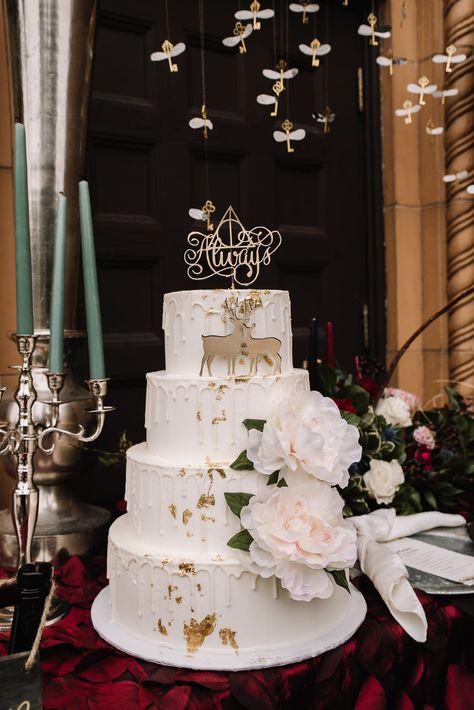 Alohomora! This Romantic Harry Potter Wedding Shoot Has the Flying Key to My Heart Fandom Cakes, Harry Potter Bridesmaid, Harry Potter Wedding Dress, Hp Wedding, Harry Potter Dress, Harry Wedding, Taylor Wedding, Harry Potter Wedding Theme, Anniversaire Harry Potter