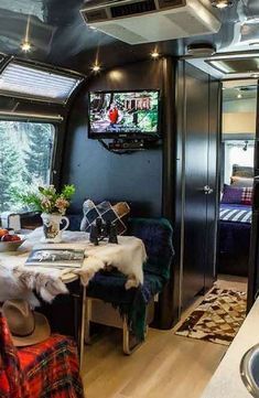 Boho Rv, Airstream Rental, Airstream Living, Vintage Camper Interior, Kombi Motorhome, Airstream Remodel, Airstream Interior, Rv Homes, Rv Makeover