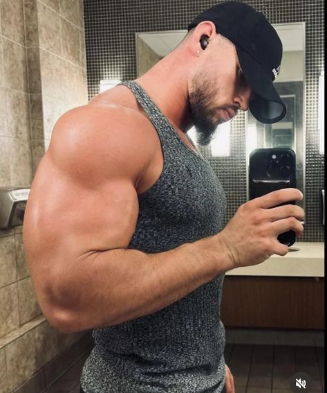 Men Selfie, Austin Theory, Taking A Selfie, Handsome Guys, Male Eyes, Workout Chart, Large Man, Wwe Wrestlers, Muscular Men