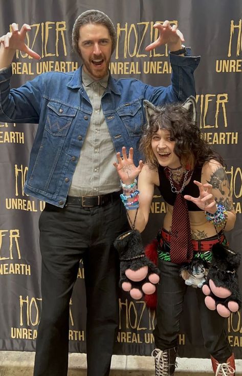 Hozier & a fan posing at Fingerprints Music , Long Beach , CA , 2nd June , 2023 . Hozier Full Body Pic, Hozier With Fans, Hozier Outfit, Andrew Hozier, Picture Edits, Bog Man, Mother Board, Husband Material, Godly Man