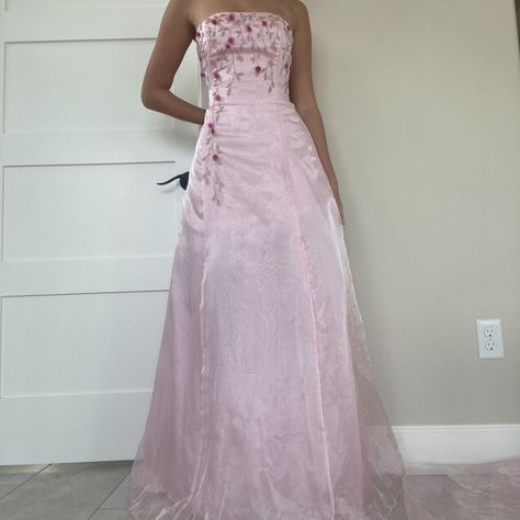 Babydoll Prom Dress, Vintage Pink Prom Dress, Prom Dance Aesthetic, 90’s Prom Dresses, Coquette Prom Dress, Prom Dresses 70s, Aesthetic Prom Dress, 2000s Prom Dress, 70s Prom Dress