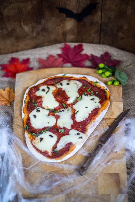 Halloween Ren (1 of 1) Halloween Feast, Halloween Pizza, Fakeaway Recipes, 5 Ingredient Recipes, Halloween Appetizers, Cottage Pie, 15 Minute Meals, Midweek Meals, No Bake Brownies