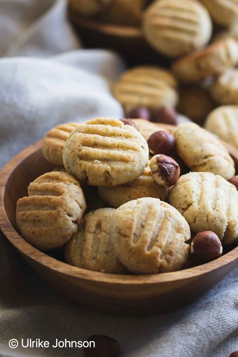 Easy Soft German Hazelnut Cookies made from toasted, ground hazelnuts! An easy traditional German cookie recipe with hazelnut flour that is perfect for the fall holidays and Christmas German Christmas Biscuits Recipe, Hazelnut Christmas Cookies, Ground Hazelnut Recipes, Hazelnut Flour Cookies, Hazelnut Cookies Christmas, Hazelnut Flour Recipes, Hazelnut Cookies Recipes, German Cookies Traditional, German Hazelnut Cookies