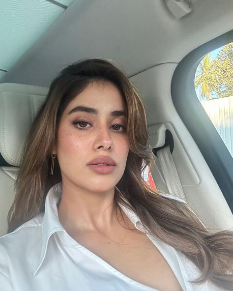 Jahnavi Kapoor, High Fashion Poses, Jhanvi Kapoor, Janhvi Kapoor, Makeup And Hair, Latest Pics, Beautiful Wedding Dresses, Fashion Updates, Fashion Poses