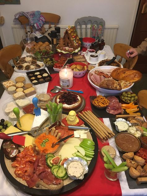 I was put in charge of the cheeseboard and nibbles for Boxing Day..... did I go overboard? #food #meal #foods #healthyfood #keto Boxing Day Food Ideas, Boxing Day Buffet Ideas, Boxing Day Buffet, Boxing Day Food, Christmas Food List, Traditional Christmas Desserts, Traditional Christmas Food, Greek Christmas, Christmas Buffet