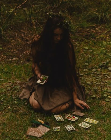 Forest Witch Aesthetic, Vintage Halloween Costumes, Witch Photos, Gothic Photography, Nature Witch, Halloween Photography, Woods Photography, Portrait Photos, Fantasy Photography