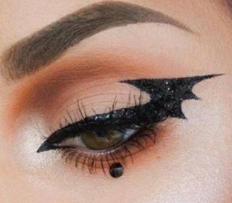 Batman eyeliner 🦇 Halloween Makeup Black Eyes, Cute Halloween Eyeliner Looks, Eyeliner Looks For Halloween, Batman Makeup Look, October Eyeliner Looks, Cool Halloween Eyeliner, Halloween Eye Makeup Simple, Black Eyeliner Halloween Makeup, Halloween Makeup Easy Simple Eyes