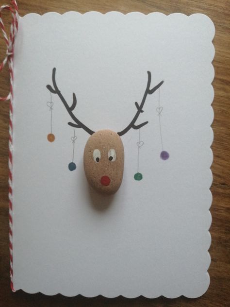 Christmas Reindeer Pebble Art, Pebbles Christmas Art, Reindeer Sea Glass Art, Christmas Pebble Art Pictures, Pebble Cards To Make, Holiday Pebble Art, Pebble Christmas Cards, Sea Glass Cards Christmas, Pebble Art Christmas Cards