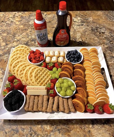 Breakfast Charcuterie Board, Breakfast Charcuterie, Holiday Dinner Recipes, Aesthetic Foods, Food Boards, Breakfast Platter, Food Buffet, Party Food Buffet, Charcuterie Recipes